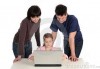 famiglia-che-per-mezzo-del-computer-portatile-thumb1924139